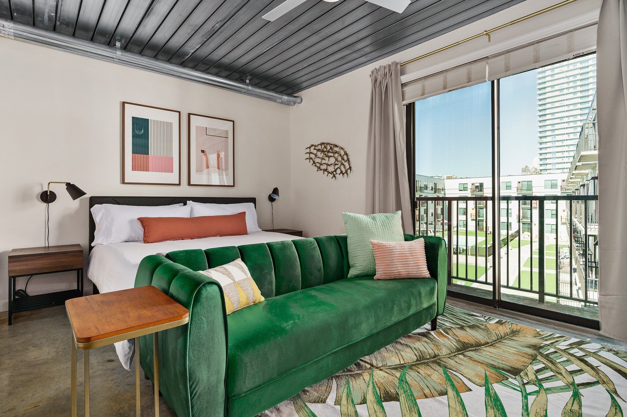 Lodgeur | Designer studio w/ pool view | Midtown