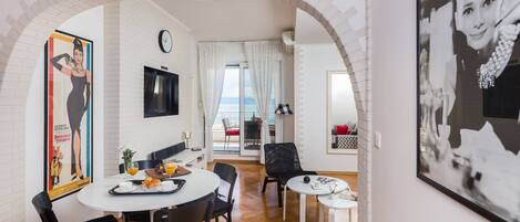 Apartment | Living area | 127-cm TV with cable channels