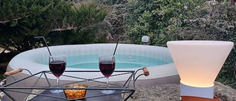 Outdoor spa tub