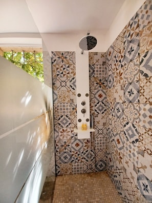 Serviettes fournies, savon, shampooing, papier de toilette