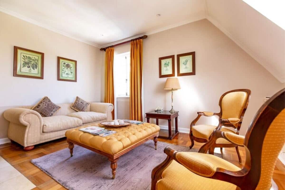 Luxury Room, 1 King Bed, Mountain View | Living area