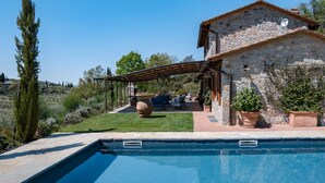 A stone building with a pool, outdoor furniture, and a pergola. - Casa Perano, Gaiole in Chianti, Siena and Chianti (Gaiole in Chianti)