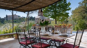 Outdoor dining - Casa Perano, Gaiole in Chianti, Siena and Chianti (Gaiole in Chianti)