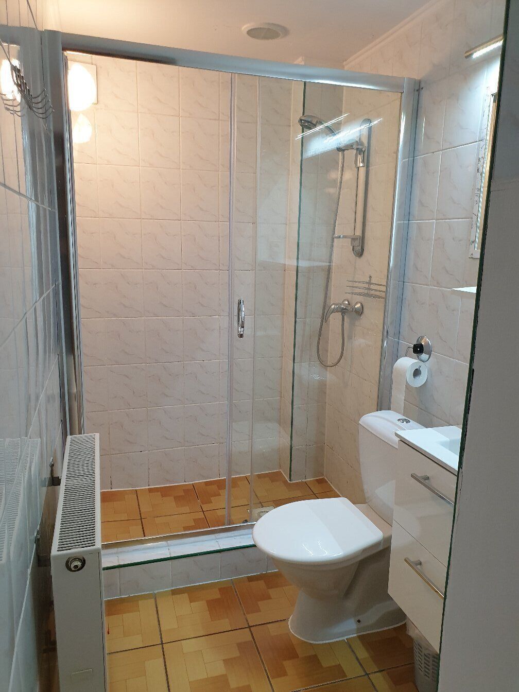 Bathroom | Shower, hydromassage showerhead, free toiletries, hair dryer