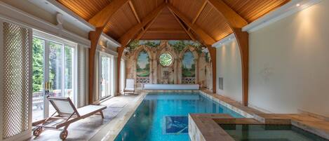 من حمّامات السباحة المغطاة، حمّام سباحة مُدفَّأ