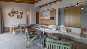 Thalassa Two Bedroom Villa with outdoor private pool and sea view | Area keluarga | Smart TV 43-inci dengan saluran TV satelit dan TV