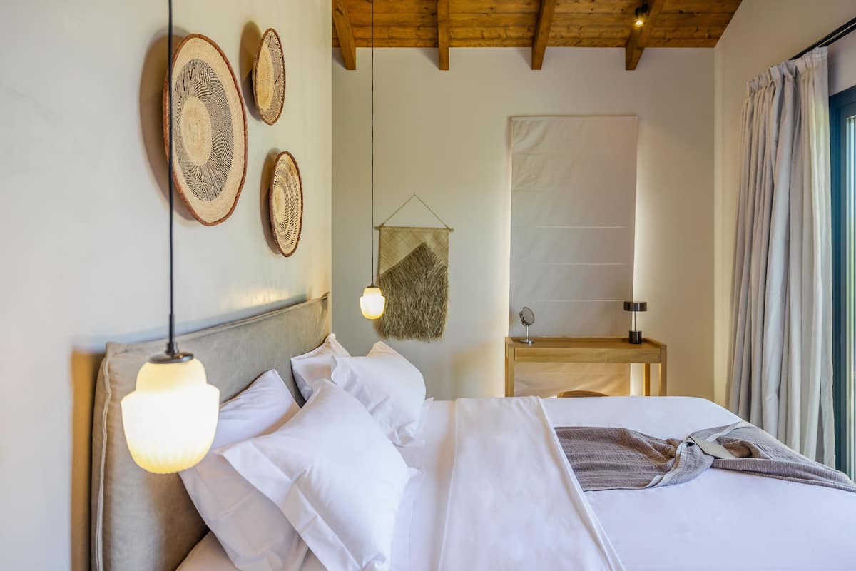 Villa Panoramic | Allergitestade sängkläder och värdeförvaringsskåp på rummet