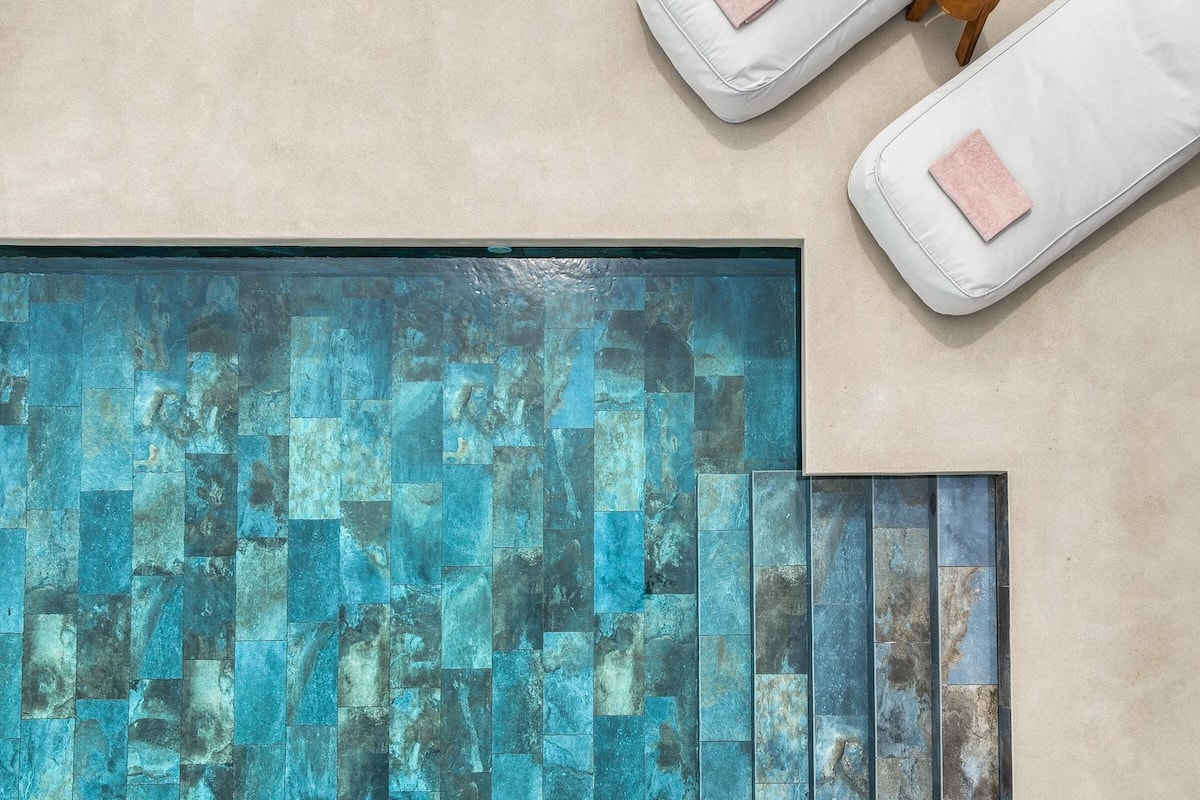 Hypo-allergenic bedding, in-room safe, individually decorated