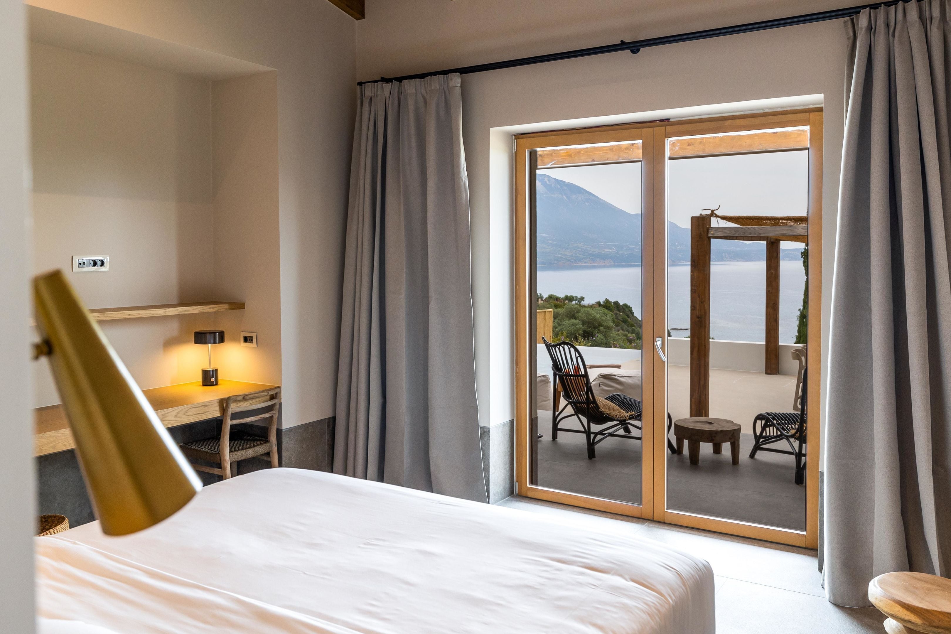 Thalassa Two Bedroom Villa with outdoor private pool and sea view | Allergitestade sängkläder och värdeförvaringsskåp på rummet