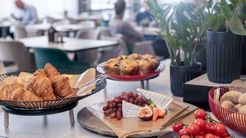 Frühstücksbuffet am Wochenende (219 NOK pro Person)