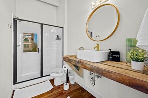 Ducha, secador de pelo y toallas