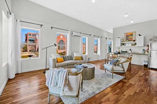 TV, offices - The Brick House - Walk DT or U of A - 3 Suites (Fayetteville)