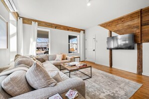 TV, offices - The Brick House - Walk DT or U of A - 3 Suites (Fayetteville)