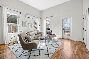 TV, offices - The Brick House - Walk DT or U of A - 3 Suites (Fayetteville)