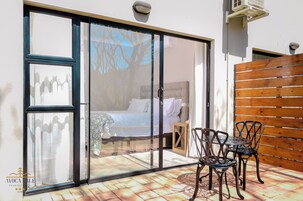 Ropa de cama de alta calidad, escritorio y sistema de insonorización 