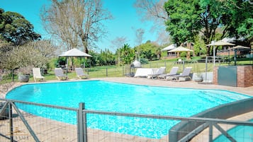 Kolam renang outdoor, dengan kursi berjemur