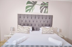 Family Room | Premium bedding, desk, soundproofing, free WiFi - Avoca Vale Country Hotel (Louis Trichardt)