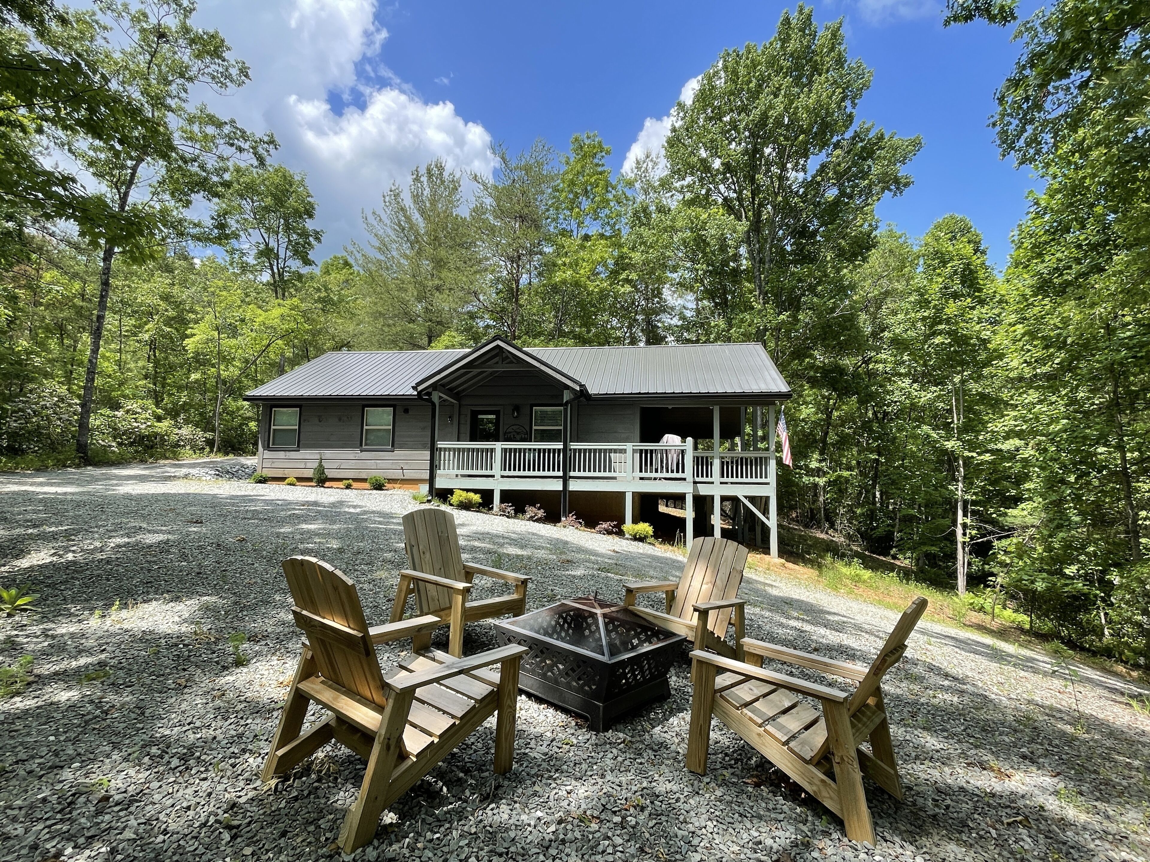 Modern Cozy Cabin | King Suite | Fire Pit