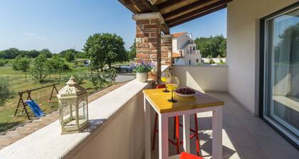 Villa with pool, 6 persons, large garden with barbecue. Dogs are welcome!