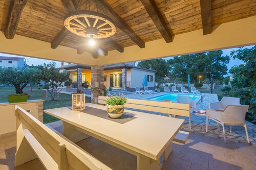 Villa with pool, 6 persons, large garden with barbecue. Dogs are welcome!