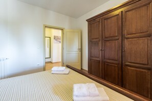 3 Schlafzimmer, Zimmersafe, Schreibtisch, Bügeleisen/Bügelbrett