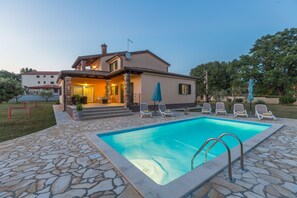Outdoor pool - Villa with pool, 6 persons, large garden with barbecue. Dogs are welcome! (Sv. Lovrec)