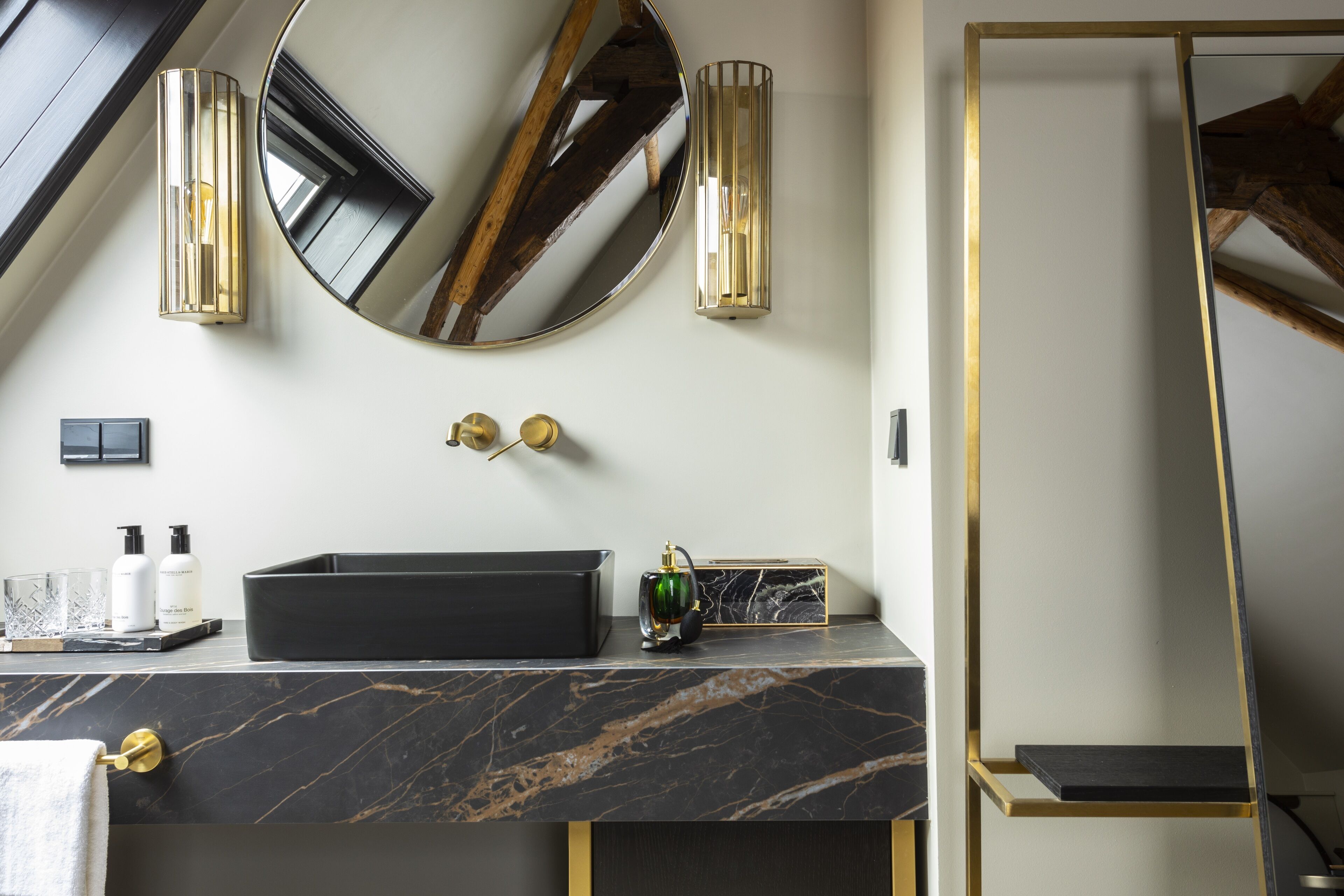 舒适双人房 | 浴室 | 大花洒淋浴喷头、免费洗浴用品、吹风机、毛巾