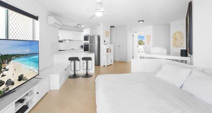 The Penthouse Mooloolaba, Private Luxury Rooftop Apartment - Small dog friendly!
