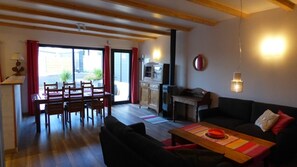 TV, ping pong - New accomodation, south-facing with pool only 200 m from the beaches and port (Sibiril)