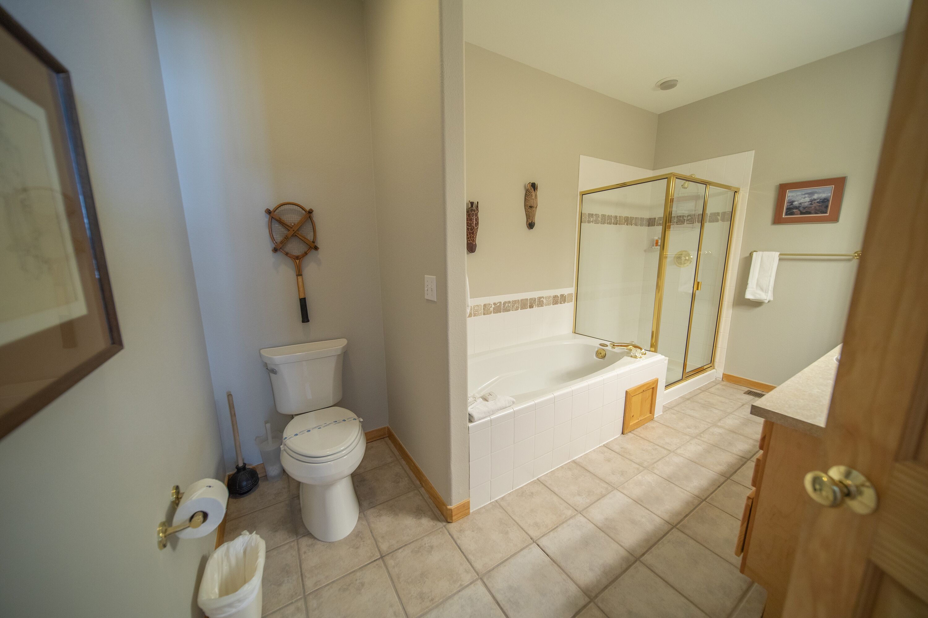 Une salle de bain équipée de toilettes, d’un bidet et d’une baignoire.