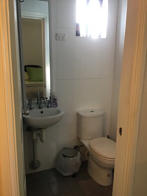 Dusj, håndklær, såpe og sjampo