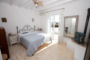 3 chambres, fer et planche à repasser, lit de bébé portatif