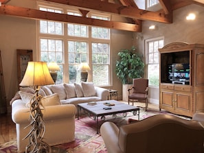 Smart TV, fireplace, DVD player, ping pong