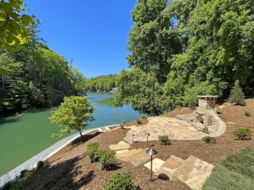 Private Lakefront Estate | Hot Tub | Game Room | Boathouse | Kayaks & SUPs