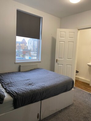 Basic Double Room | Bed sheets - The Avari Hotel (Blackpool)