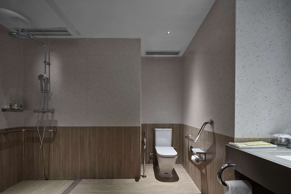 Ein modernes Badezimmer mit Dusche, Toilette und Waschbecken.