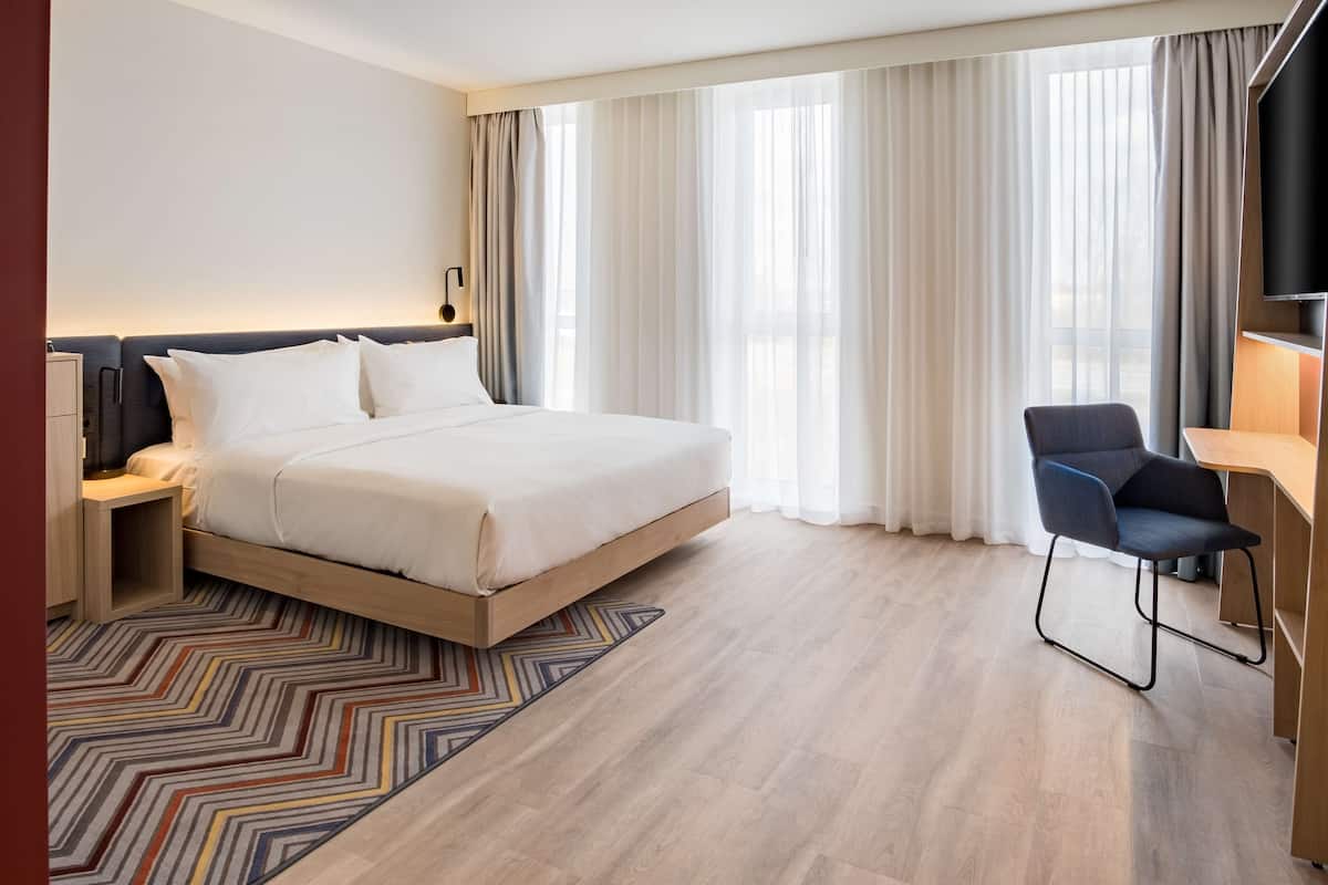 Room, 1 King Bed, Accessible | In-room safe, soundproofing, iron/ironing board, free cribs/infant beds