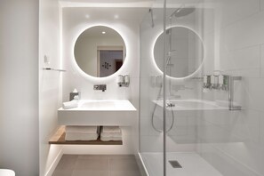 Bathroom shower - Hampton By Hilton Riga Airport (Riga)