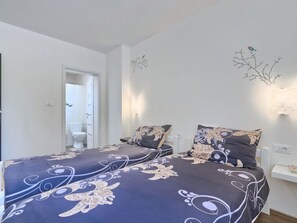 4 habitaciones, tabla de planchar con plancha y cuna de viaje 