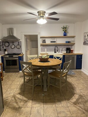Fridge, microwave, oven, stovetop - Cheerful Downtown 3 Bedroom home in the historic area of Columbus (Columbus)