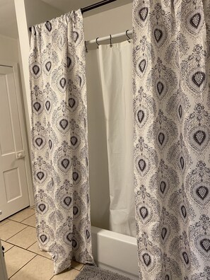 Combined shower/bathtub, hair dryer, towels, shampoo