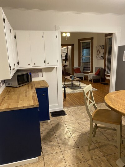 Cheerful Downtown 3 Bedroom home in the historic area of Columbus