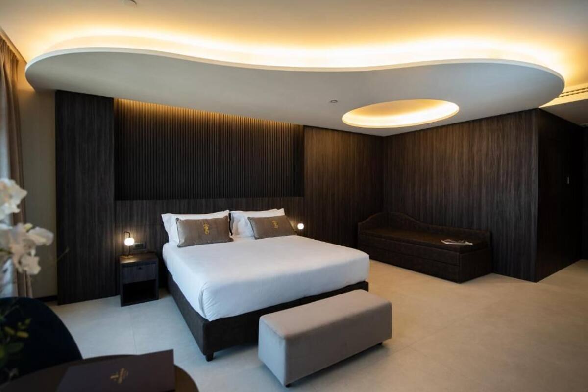 Egyptian cotton sheets, premium bedding, down comforters, minibar