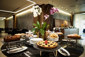 Tägliches Frühstücksbuffet (15 EUR pro Person)