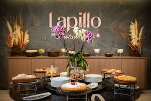 Desayuno buffet diario (EUR 15 por persona)