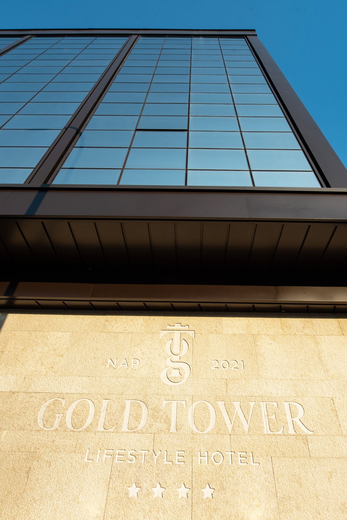 Esterno del Gold Tower Lifestyle Hotel, con una chiara vista della sua architettura moderna e l'anno 2021 inciso sulla facciata.