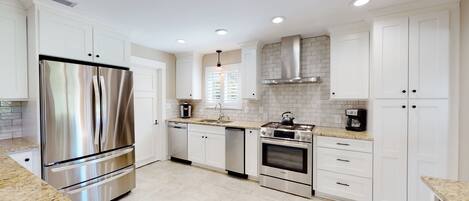 Refrigerador, microondas, cafetera y tetera y tostadora