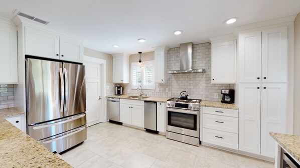 Kühlschrank, Mikrowelle, Wasserkocher mit Kaffee-/Teezubehör, Toaster