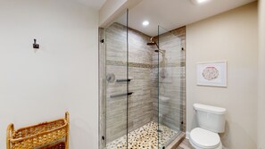 Combined shower/tub - 3 Bedroom Ranch Style Home located on 13th hole of Robert Trent Jones Course! (Hilton Head)