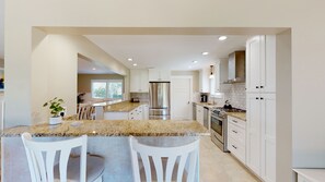 Kühlschrank, Mikrowelle, Wasserkocher mit Kaffee-/Teezubehör, Toaster